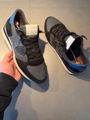 Philippe Model Skor - ‼️VI TAR INGA BYTEN‼️ Philippe Model Sneakers | Skick: 9/10 | Storlek 43 fits 44 | Tillkommer enbart skorna vid köp! | Frakt sker inom 24 timmar efter köp 📦💨 | Hör av dig vid minsta fråga eller fundering 💭