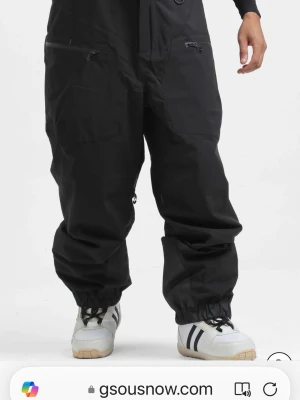 Svarta skidbyxor från Gsou Snow - Hej säljer nu dessa skid byxorna från Gsou snow för att jag råkade dubbel beställa så jag fick hem två st byxor.                                                                           Material & Skötsel Tyg: 100% polyester Foder: 100 % polyester Isolering: 100% polyester Tygets prestanda • 15K vattentät • Andningsbar • Sträckning: Låg stretch Skötselrad • 30 Normal • Blek inte • Torktumlas ej • Stryk inte • Kemtvätta inte