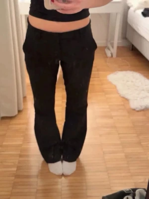 Svarta bootcut jeans från BikBok - Säljer ett par svarta bootcut jeans från BikBok. De har en klassisk femficksmodell som ger en snygg siluett. Perfekta till crop tops eller hoodies. Bekvämt för vardagslooken.