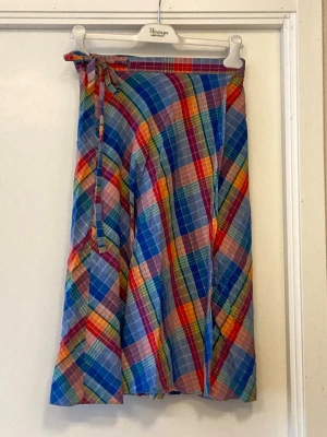 🍒Söt vintage rutig kjol🍒 - 🍒70’s CUTIE🍒Trendig rutig, a-linjeskuren vintage omlottkjol med knyt i sidan. Kommer i ett 100% bomullstyg. Passar S-M eftersom den knyts omlott.🍒