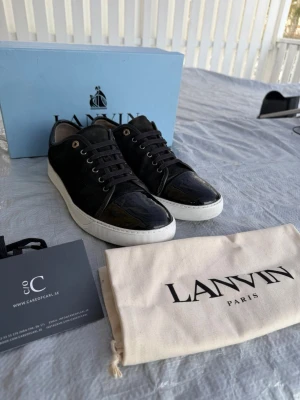 Lanvin - Svarta lanvin | storlek 11≈45, passar också större | väldigt bra skick | lite sliten sula och lite vitt på captoen som knappt syns | allt ingår förutom boxen | sulkräm har använts | pris går att diskutera |