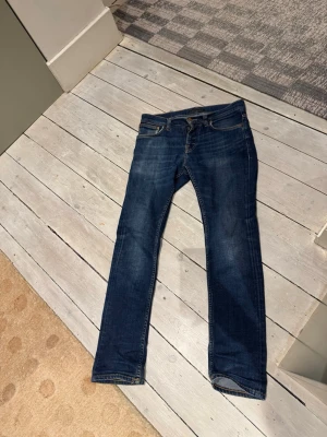 Mörkblå jeans från Nudie Jeans - Säljer ett par mörkblå jeans från Nudie Jeans, bra skick! Storlek 28/30
