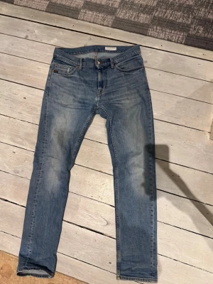 Blå slim fit jeans från tiger of sweden - Ljusblå tiger of sweden jeans, bra skick, strl 29/32