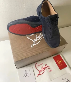 Mörkblå sneakers från Christian Louboutin - Säljer ett par Christian Louboutin skor i helt okej skick. Använda, men fortfarande snygga och fullt användbara. Perfekta om du vill ha ett par Louboutins till ett riktigt bra pris 💸 Nypris är betydligt högre. Hör av dig vid funderingar mvh Carl .