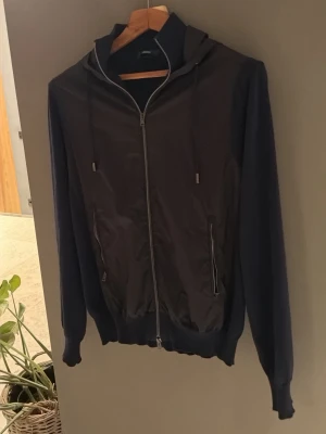 Herno jacka - En jätte snygg herno jacka i marinblåa färg, skicket på denna är jätte bra och passar dig som är 175-180!