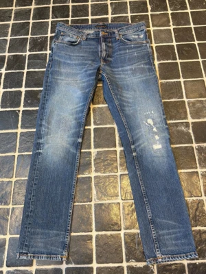 Nudie Lean Dean med sjuka slitningar - Säljer dessa nudie jeans med feta slitningar 🤩Modellen är lean dean i storlek W32 L32. Om du vill ha fler bilder eller har en fråga är det bara att skriva ✍️
