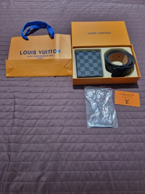 H&m rutigt svart bälte - Säljer ett h&m bälte i svart med klassiskt rutigt mönster, skriv till mig om du undrar om nåt.