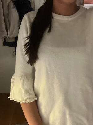 Tröja med pärlor - Jättesnygg! Köpte i Spanien och den har inte kommit till så mycket användning. Passar mig som har S!