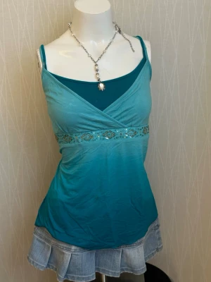 Turkos linnetopp med paljettdetaljer - Turkos linnetopp med paljettdetaljer passar endast L/XL
