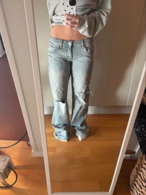 Ljusblå slitna raka jeans Zara - Ljusblå lågmidjade jeans med raka ben och slitningar över knäna från Zara. Storlek 38. Bra skick men använda.💙