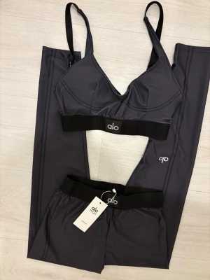 Alo yoga set - Nytt Alo yoga set, storlek M. Säljer då dom inte passar och jag har redan köpt i en större storlek. Nypris ca 2850 kr + frakt.