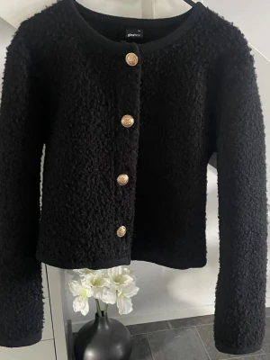 Svart kofta/vårjacka med guldknappar - Stilren svart kofta/vårjacka från Gina Tricot med fyra dekorativa guldknappar framtill. 
