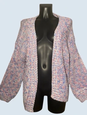 Pastellfärgad stickad kofta NLY Trend xs  - Mysig stickad kofta från NLY Trend i pastellfärger med inslag av lila, rosa och vitt. Koftan har en öppen modell utan knappar, bred ribbstickning och långa ärmar med avslappnad passform. Perfekt för lager på lager och en chill look.