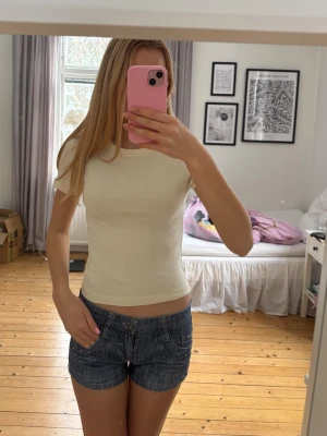 Ljusgul topp - Söt ljusgul T-shirt från Gina Tricot i storlek S. Fint skick💕