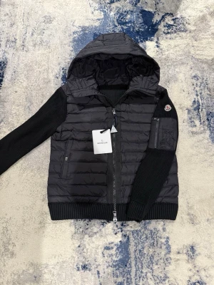 Svart moncler cardigan - Helt ny svart Moncler Cardigan. Bästa möjliga kvalité. Storlek LL men sitter mindre. Han på bild är 179cm, väger 69kg. Pris kan diskuteras vid snabb affär!