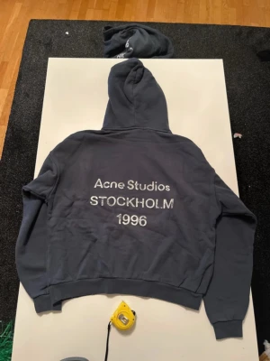 Blå Acne Studios Hoodie  - Blå Hoodie från Acne Studios i storlek S. Måtten är där för referens. Fråga vid frågor!