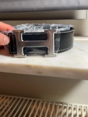 H- bälte Svart - Säljer ett riktigt snyggt, H-bälte i svart för ett riktigt bra pris, nytt skick! 