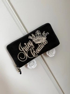 Juicy Couture plånbok - Jättefin gammal juicy couture plånbok, köpt för många år sedan. Den har många fack och mynt fack med dragkedja.