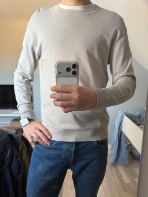 Stickad tröja - En grå stickad tröja ifrån Zara. Använd två gånger då jag av misstag har två stycken. Storlek S! Skriv vid fler frågor. Pris går ej att diskutera. 😁