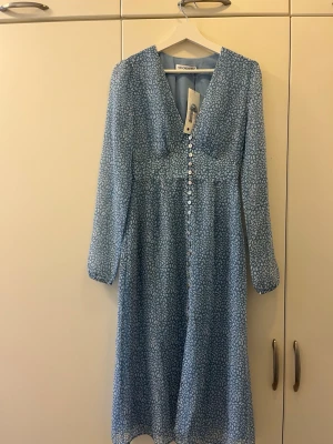Paris dress  - Säljer denna fina klänning från adoore i storlek 36 då den tyvärr var för liten för mig! Lappen är kvar, endast provad! Tveka inte med frågor 
