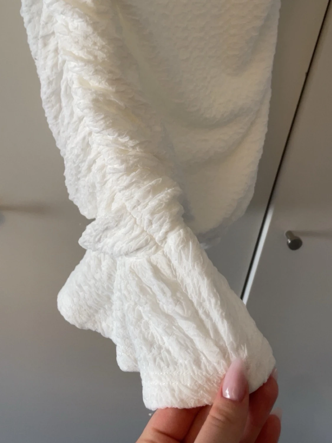 Vit kortklänning med volang och knyt - 1