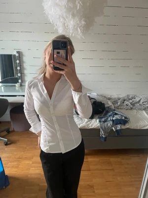 Vit figurnära skjorta  - Super snygg vit figursydd skjorta ifrån hm, stolrek 34. Säljer då den inte kommer till användning! 