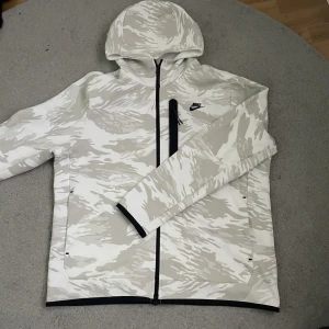 Nike Tech Fleece White Camo - Mycket bra skick.Condition: 9/10 Storlek XL Den är authentic.