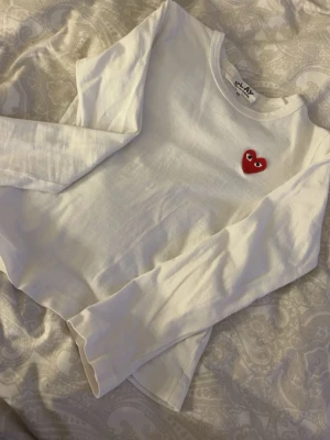 Vit långärmad topp Comme des Garçons - Snygg comme de garçons tröja 