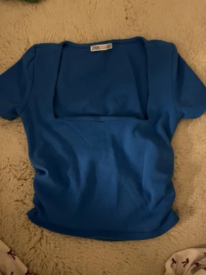 Blå topp ifrån Zara - Söt blå topp ifrån zara, i storlek S men passar en XS också 🥰