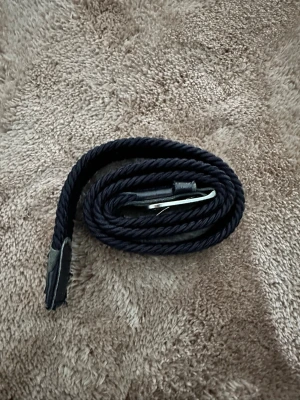 Svart flätat bälte från Jack & Jones - Snyggt svart flätat bälte från Jack & Jones med silverfärgat spänne. Bältet är gjort i skinn och har en stilren design som passar till många olika outfits. Perfekt accessoar för att lyfta din look.