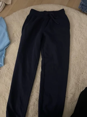 Mörkblå mjukisbyxor från H&M - Snygga mörkblå mjukisbyxor från H&M i XS 💕
