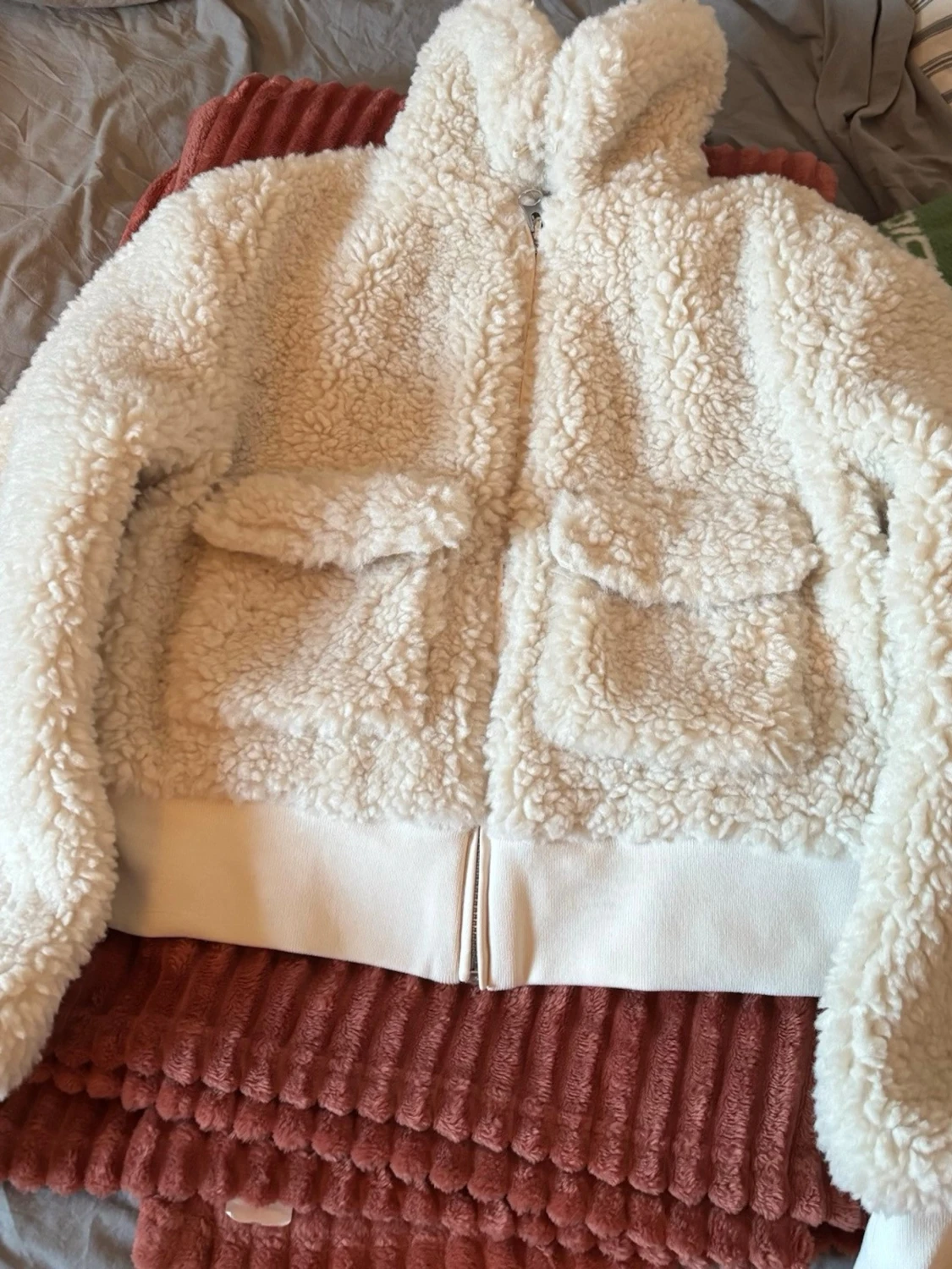 Vit teddyjacka med huva