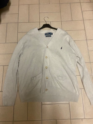 Ralph lauren cardigan  - Säljer en riktigt fet Ralph lauren cardigan. Riktigt fint skick inga fläckar eller defekter. Storlek L. Hör av er för mer bilder eller frågor 
