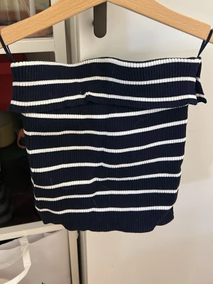  Mörkblå och vit randig Tubetopp  - Har aldrig använts!❤️