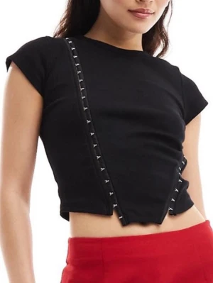 Svart croppad topp med hake och hyska - Trendig svart croppad topp med hake och hysk-detalj framtill. Toppen har en tight passform och är perfekt för att lyfta din outfit. Tillverkad i mjukt bomullsmaterial.