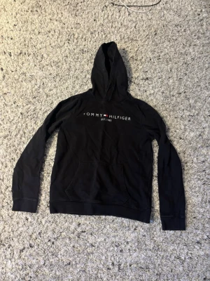 Tommy Hilfiger Hoodie - Väldigt snygg Tommy Hilfiger Hoodie som är perfekt för vardagligt användande. Inga defekter på den och passar bra till massa olika outfits. Säljer då denna för den är förliten