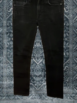  Nudie jeans lean dean jeans med stretch. - Svart nudie jeans. Slim fit. De är använda ett fåtal gånger. Priset kan diskuteras. ( inga returer)