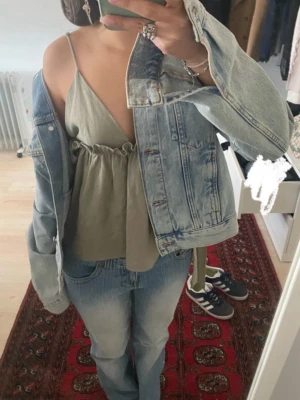 Ljusblå jeansjacka, h&m  - Snygg ljusblå jeansjacka med klassisk krage och knäppning framtill. 