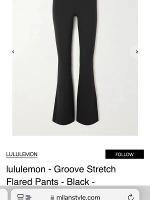 Svarta flared leggings från Lululemon - Säljer ett par svarta flared leggings från Lululemon, modellen Groove Stretch. De har hög midja och utsvängda ben, perfekta för en trendig och bekväm look. Tillverkade i stretchigt material som formar sig efter kroppen.