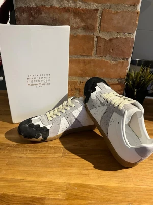 Maison Margiela - Maison margiela gats i storlek 44. Endast testade en gång inomhus så de är i nyskick! Boxen ingår och skorna skickas snabbt!