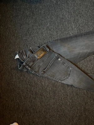 svarta  jeans från Boss - Snygga gråa jeans från Boss med klassisk femficksdesign och raka ben. Jeansen har en diskret tvättad look och Boss-logga på bakfickan. Tillverkade i mjukt denimtyg som ger en skön passform och stilren vibe.