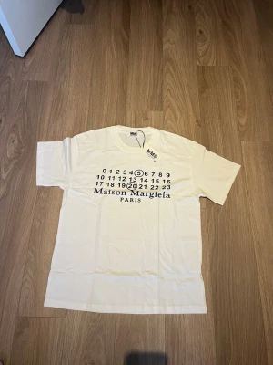 Maison Margiela tshirt - Helt ny Maison margiela T-shirt i storlek M, skickas snabbt!