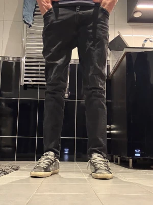 Mörkgrå slim fit jeans - Mörkgrå slim fit jeans med klassisk femficksdesign och normal midja. Jeansen har en smal passform längs benen och är tillverkade i ett stretchigt material för extra komfort. Perfekta för en stilren och avslappnad look. Modellen är 178 lång och väger 64 kilo hör av er vi frågor💪