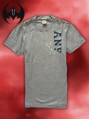 Vintage Abercrombie & fitch T-shirt  - Säljer denna sällsynta och eftertraktade Abercrombie & Fitch shirt | Mycket bra skick | Size S/M | Längd: 66cm Bröstvidd: 50cm | Skyltdocka: M - 48 cm axlar, 75 cm midja | Lägg endast bud med avsikt att köpa nu, inga fördröjning!