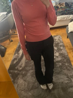 Rosa tröja från Part two - Säljer en söt rosa tröja från Part two med puffade axlar och rund halsringning. Knappt använd 💕