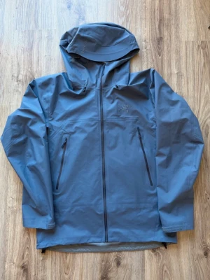 Arc'teryx Beta SL - Hej säljer nu min Arcteryx jacka som jag inte använder längre den är köpt 2021 men är som ny. Säljer den för så lågt pris eftersom jag inte har kvitto kvar, har dock tags med mera för att bevisa att den äkta om det är nån som undrar, priset kan diskuteras vid snabb affär (: