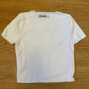 Vit ribbad topp t-shirt - Vit topp från ZARA, strl S