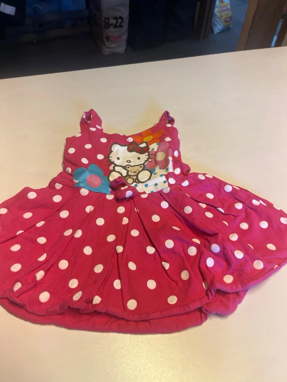 Röd prickig Hello Kitty klänning