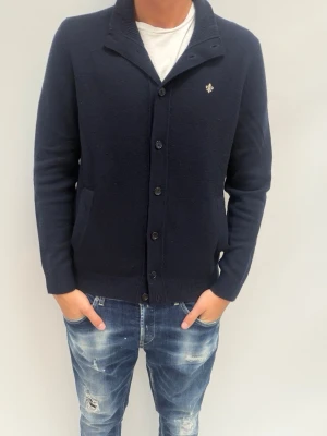 Morris stickad cardigan  - Väldigt snygg stickad Morris tröja och ha nu till sommarkvällarna den är ruggit go köpt på Hede Fashion outlet är 190 lång skriv vid fler frågor 