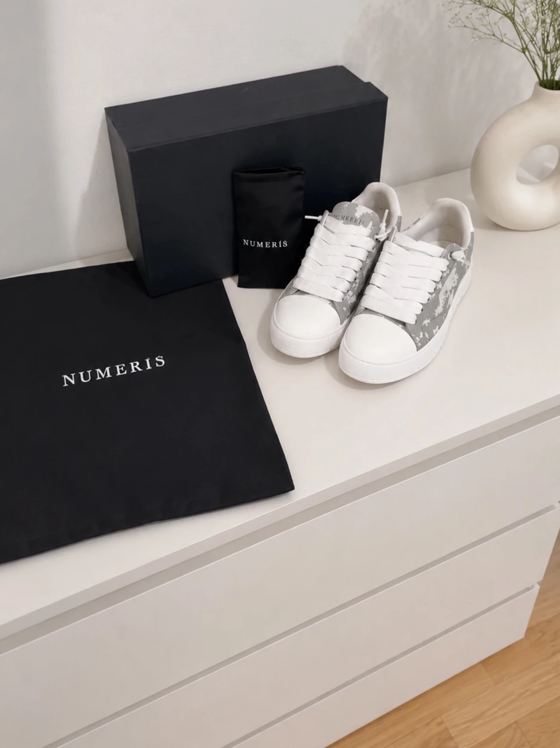 Gråvita sneakers från Numeris - 3